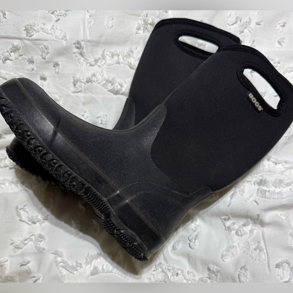 BOGS Kids Size 4. Great shape! Less expensive than Black Friday sale!!